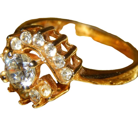 Size 7 ~ Captivating Sparkle Cubic Zirconia Ring - Picture 1 of 13